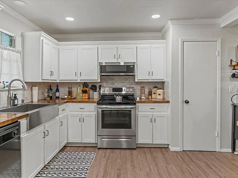 3702 Del Rio Ct — Photo 2