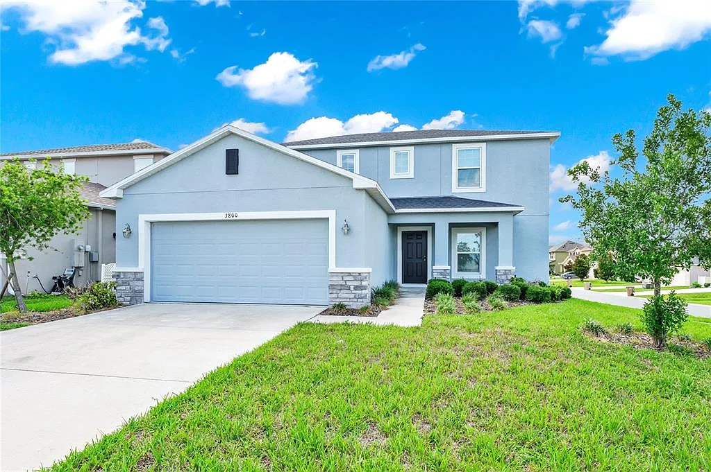 4 bed, 2.5 bath, 2160 sqft, $2,500 — Photo 2