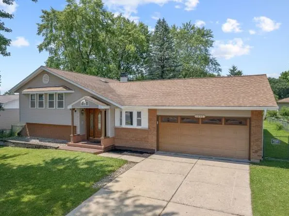 1230 Braeburn Dr, Elgin, IL 60123