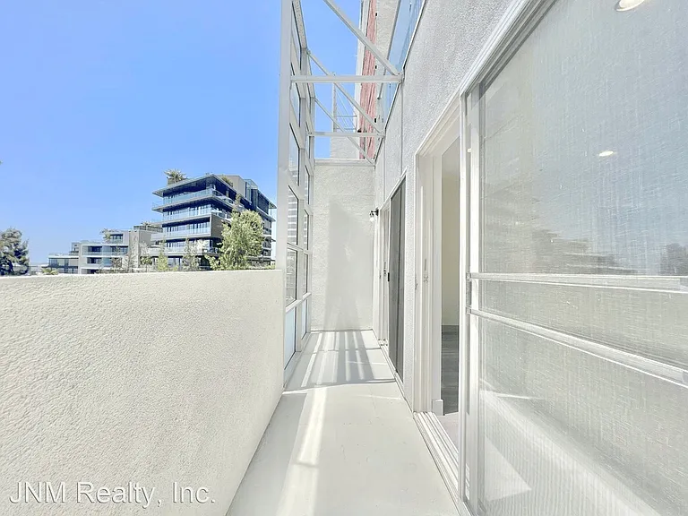 8411 De Longpre Ave #203 — Photo 16