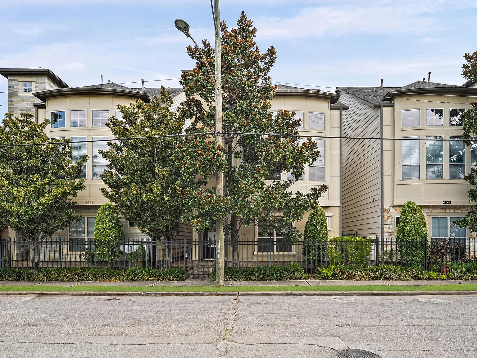 3 bed, 3.0 bath, 1730 sqft, $2,700 — Photo 1