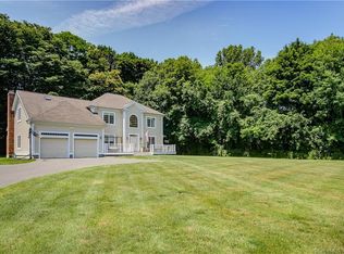 10 Jeremy Garden Ln, Woodbridge, CT 06525