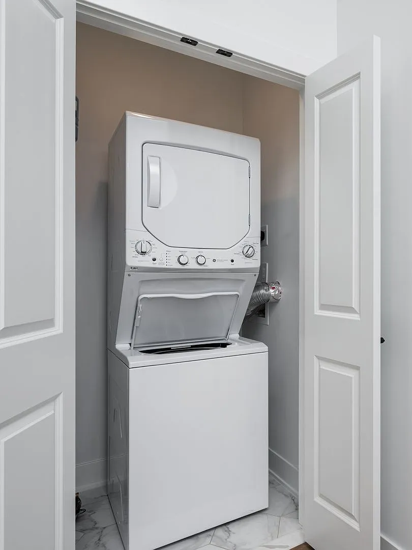 WAIVED APPLICATION FEE AND SECOND MONTH FREE! Sign @ Residence on Penn — Photo 2