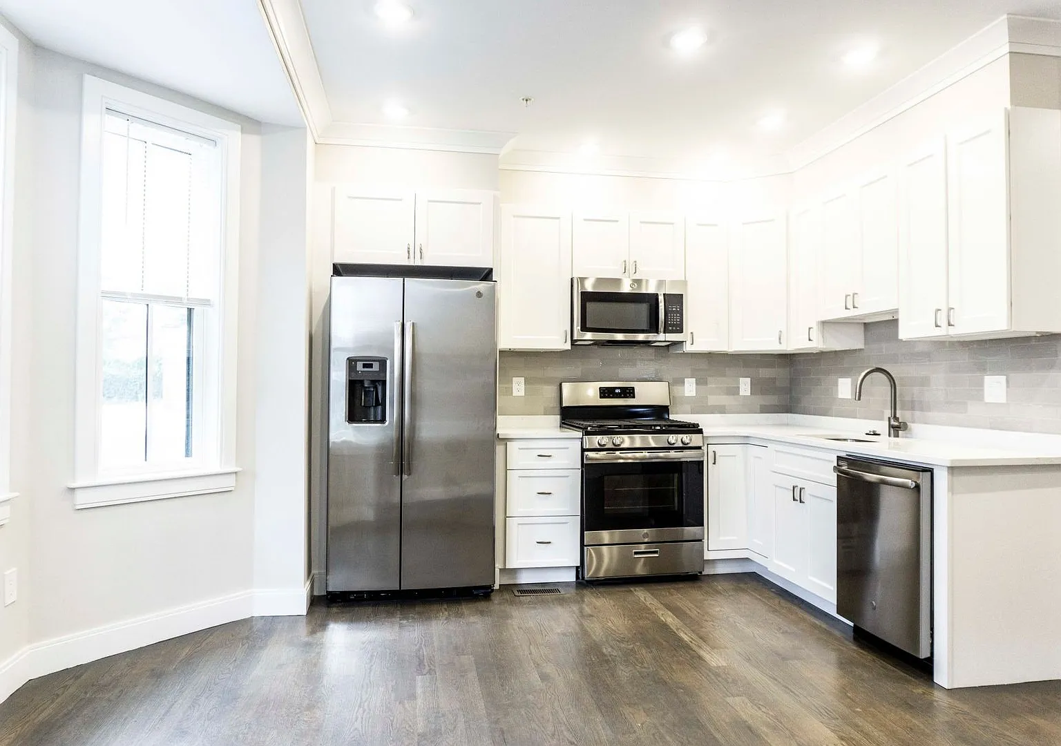 Allston 3 Bed, 2.5 Bath | 1,500 Sq Ft | 2 Months FREE | No Broker Fee — Photo 2