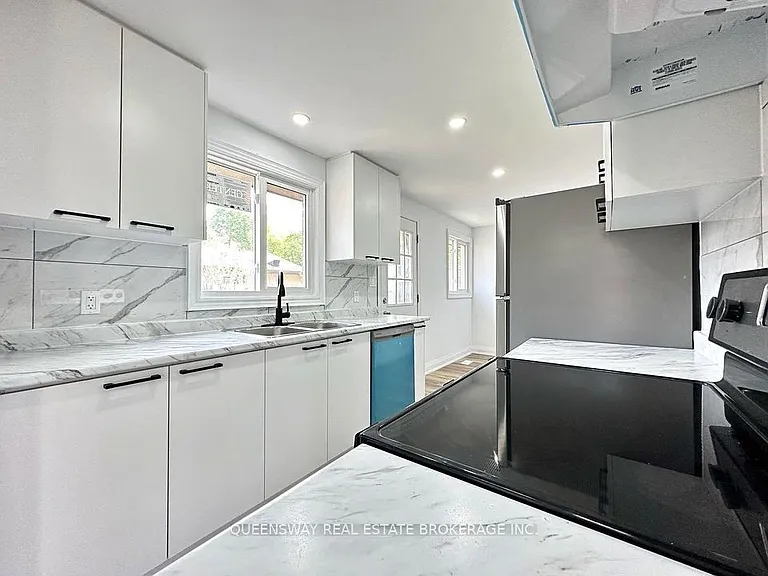 7 Leaside Dr #MAIN — Photo 2