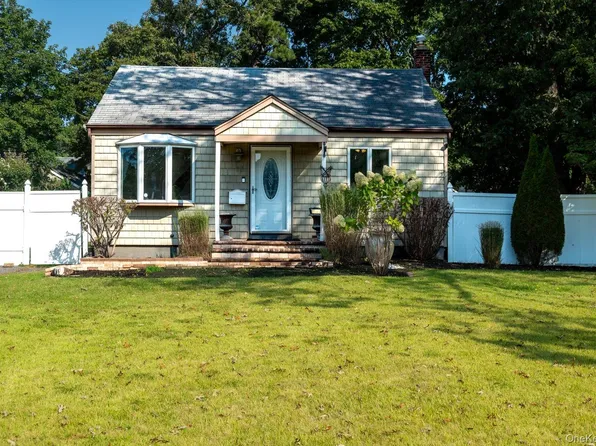 11 McGowan Lane, Central Islip, NY 11722