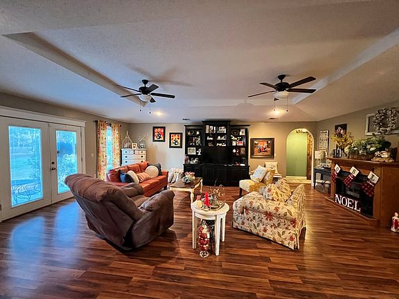 3rd image of 2003 Chevy Pl