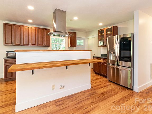 4th image of 1009 Sharon Ridge Rd