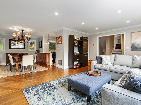 4th image of 19 Maplewood Way