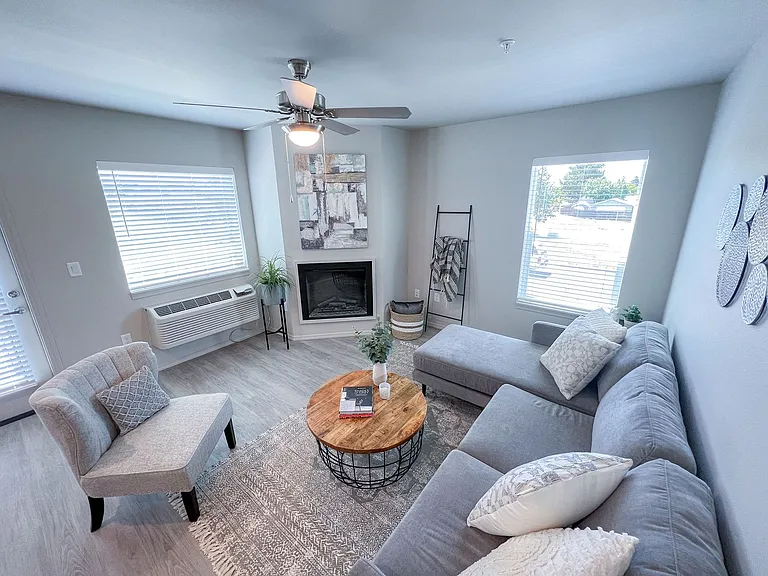 Leasing Special: $500 off 1 Month's Rent plus $1000 Standard Security Deposit! — Photo 2