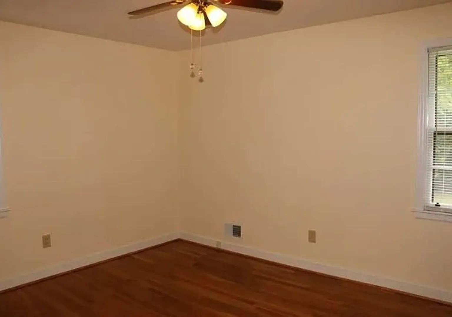3 bedroom single level close to 5 points — Photo 3