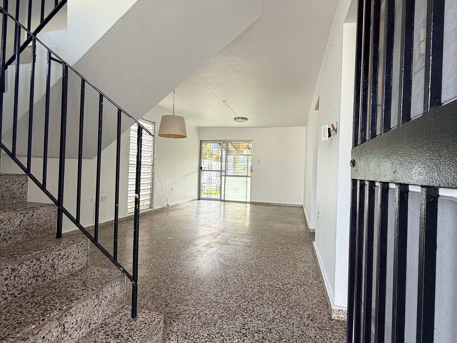 4 bed, 1800 sqft, $1,600 — Photo 2