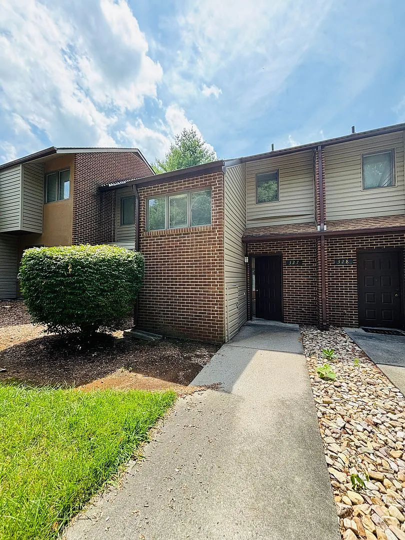 3 Bedroom 2.5 Bath Townhouse — Photo 2