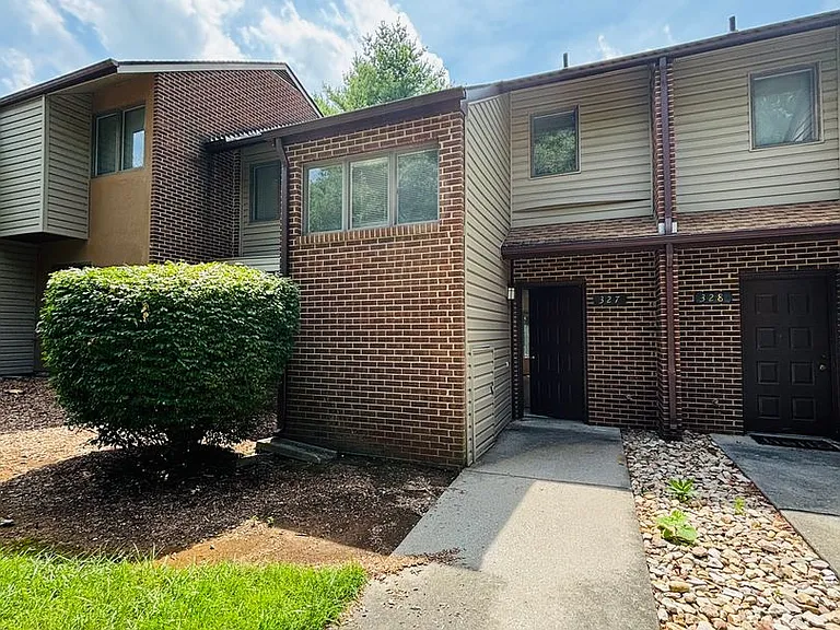 327 Shenandoah Cir — Photo 2