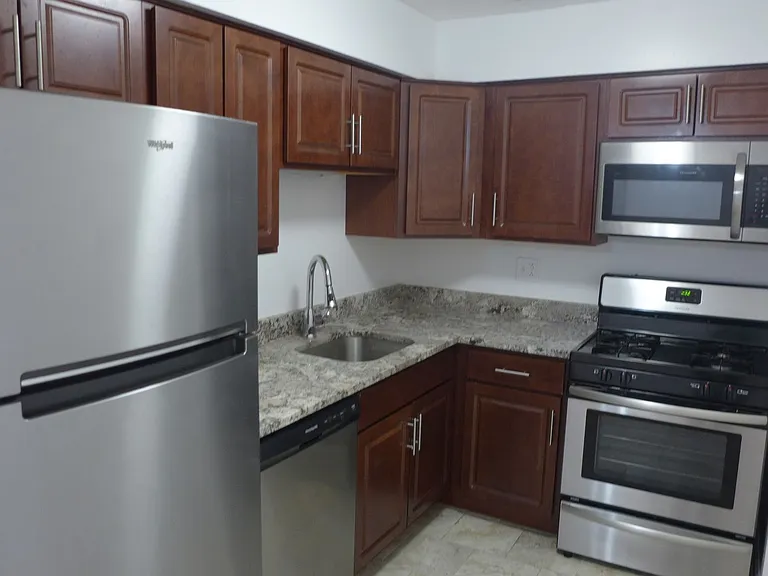 Foster Beach Apartments — Photo 33