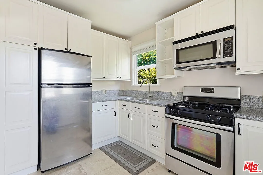 2 bed, 1.0 bath, 950 sqft, $3,195 — Photo 2