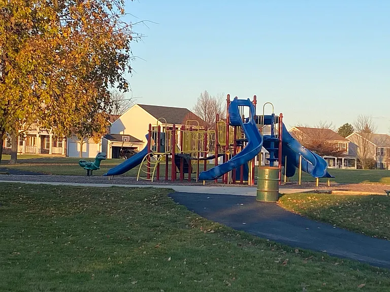 995 Symphony Dr — Photo 23