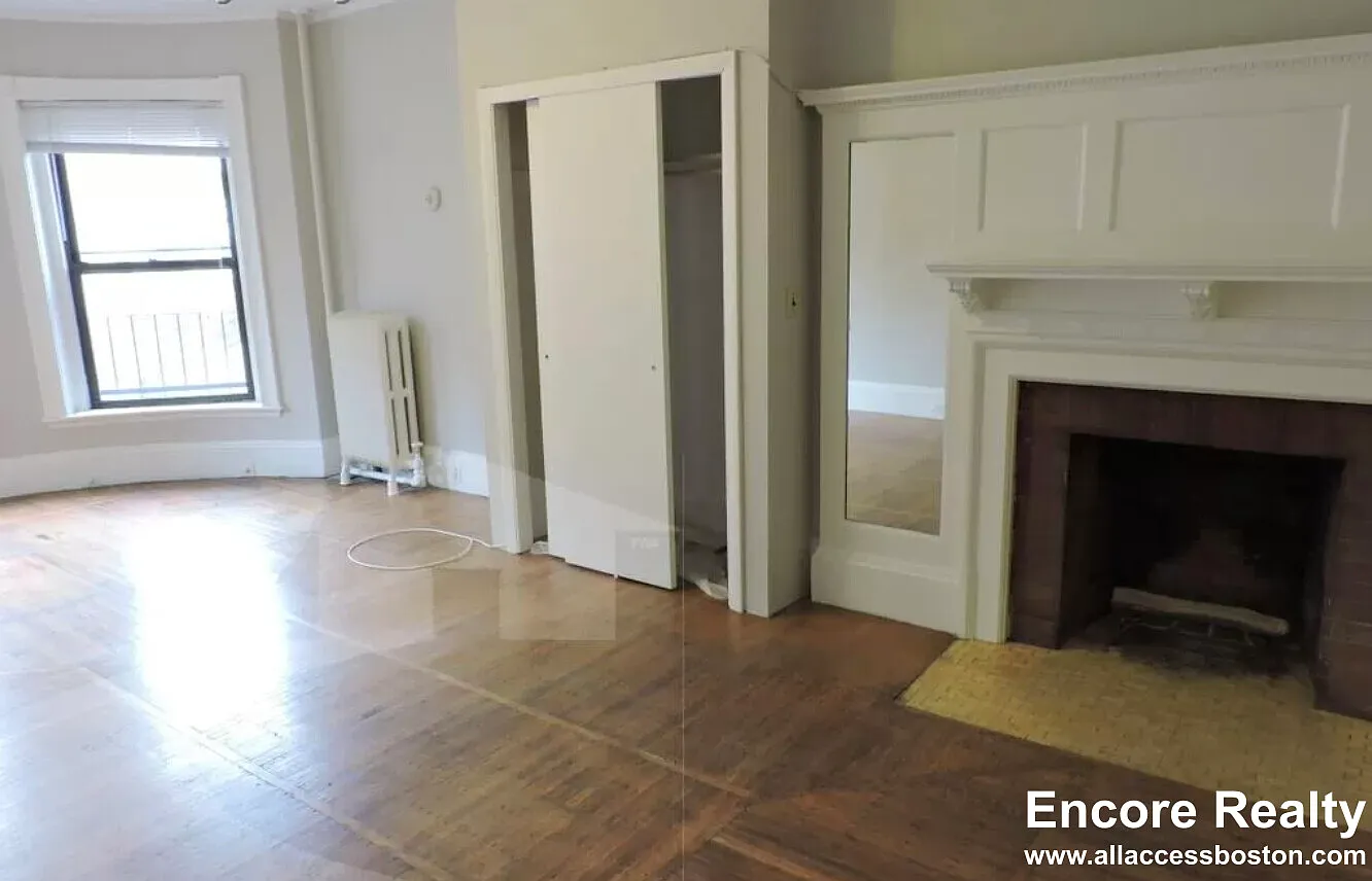 Studio, $2,500 — Photo 1