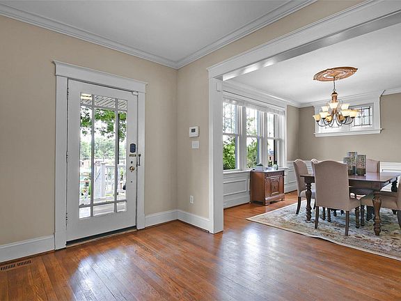 4th image of 1304 Kenmore Dr