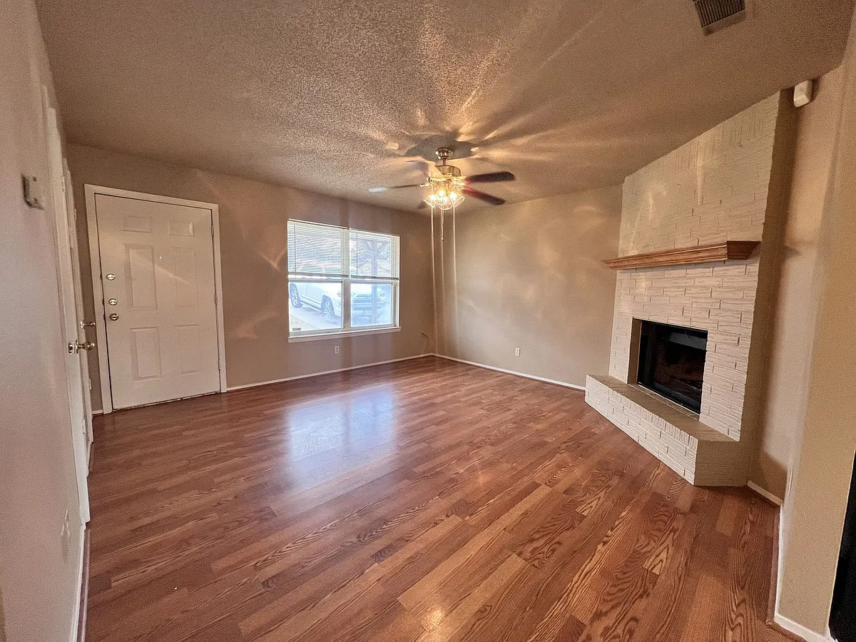 Building Photo - 2110 Lago Trl