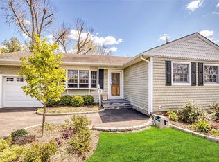 17 Hyacinth Ln, Commack, NY 11725