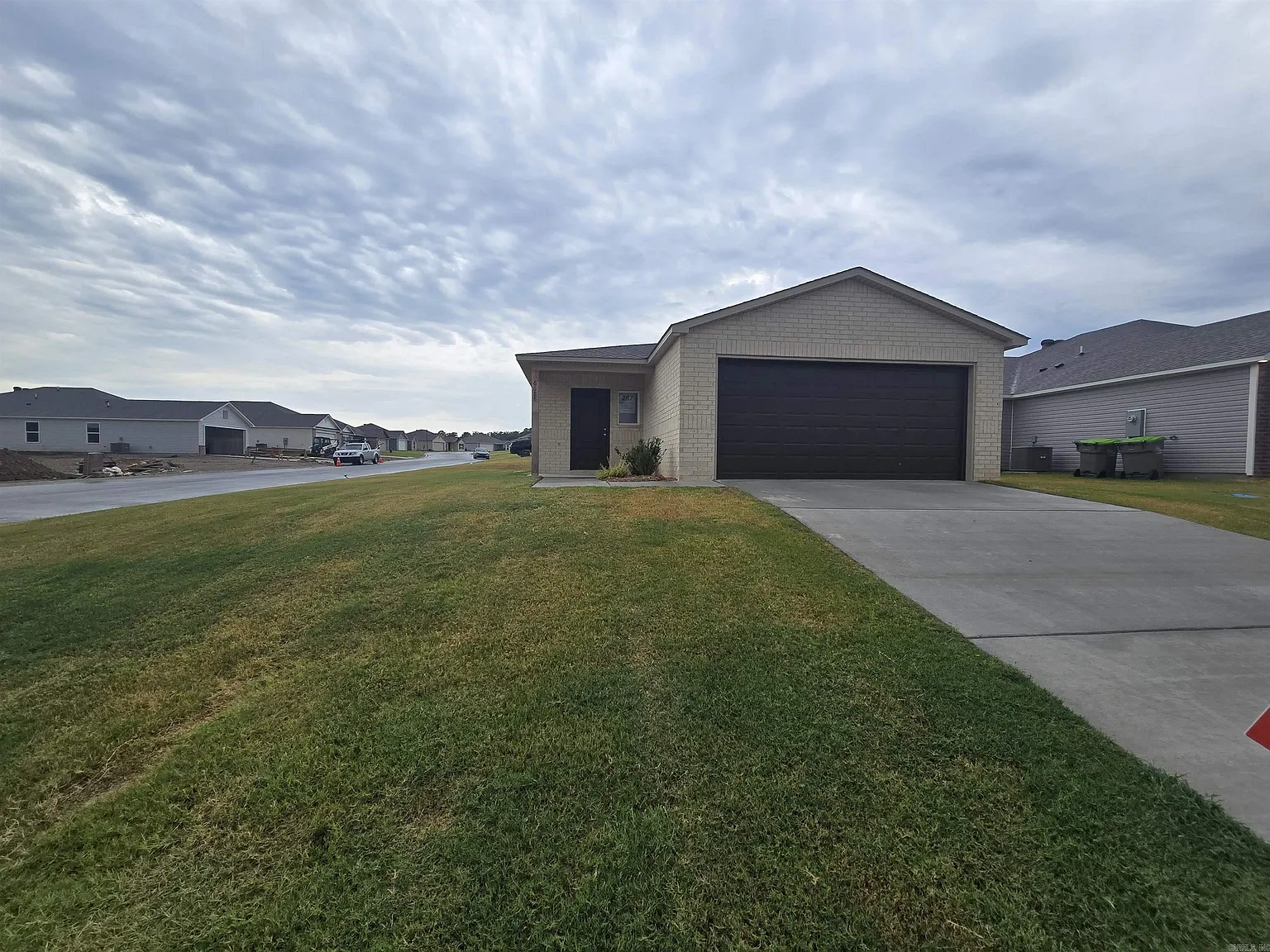 3 bed, 2.0 bath, 1051 sqft, $1,595 — Photo 2