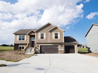 17887 Sunset Dr, Weston, MO 64098