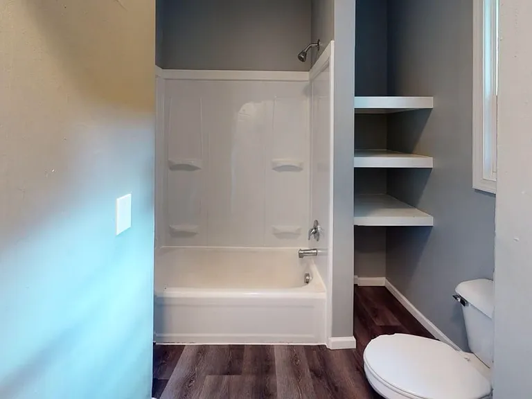 1011 N Pine St — Photo 3