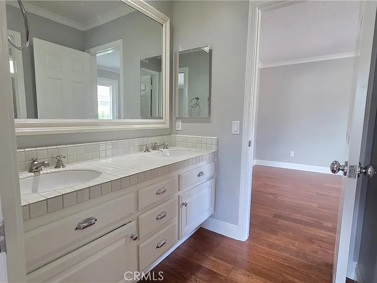 8 Miranda — Photo 27