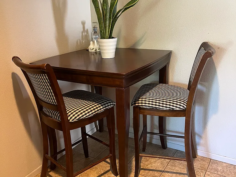 Cute corner table in the kitchen.
