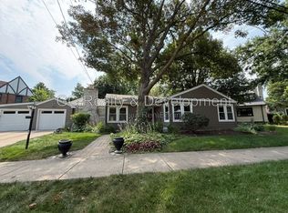 255 Crest Rd, Glen Ellyn, IL 60137