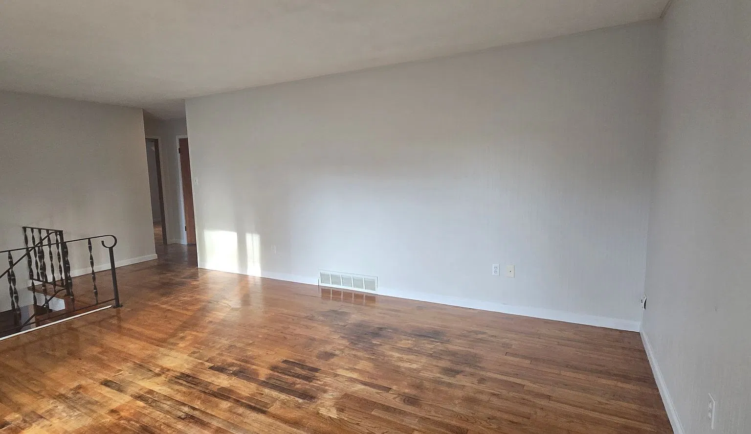 South Shores Reverse Bi Level — Photo 3