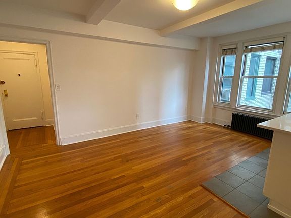 5th image of 325 W 45th St #612