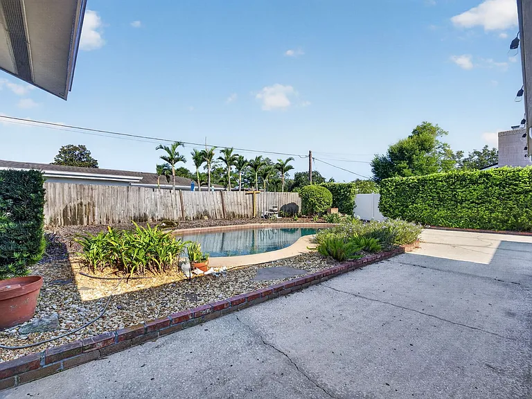 677 Selkirk Dr — Photo 37