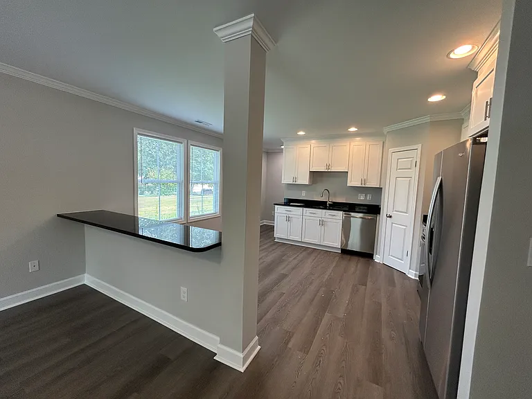 410 Kendall St — Photo 4