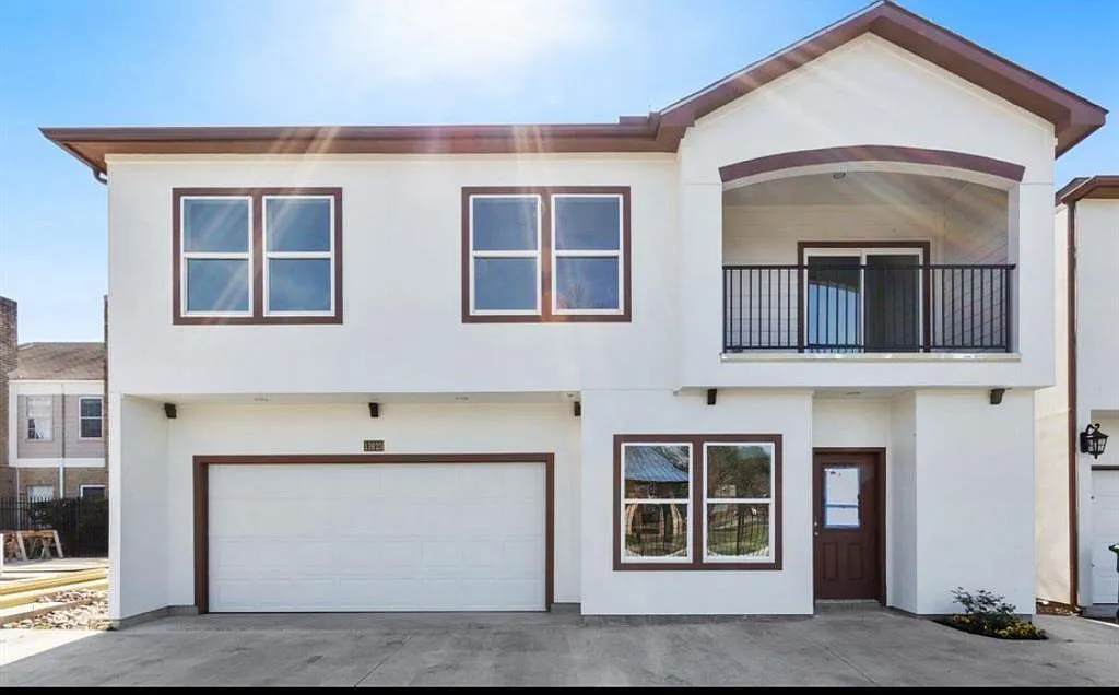 3 bed, 2.5 bath, 1307 sqft, $2,100 — Photo 3
