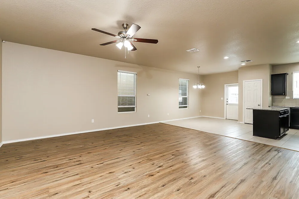 4 bed, 2.5 bath, 2424 sqft, $2,140 — Photo 4
