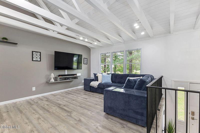 4th image of 247 Pinewood Drive
