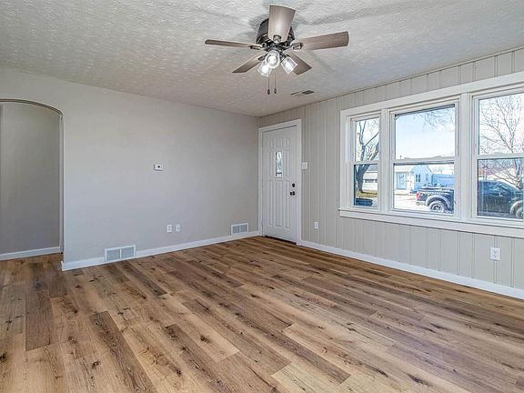 5th image of 318 33rd Ave