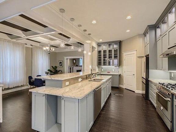 2nd image of 826 W Mistletoe Ave