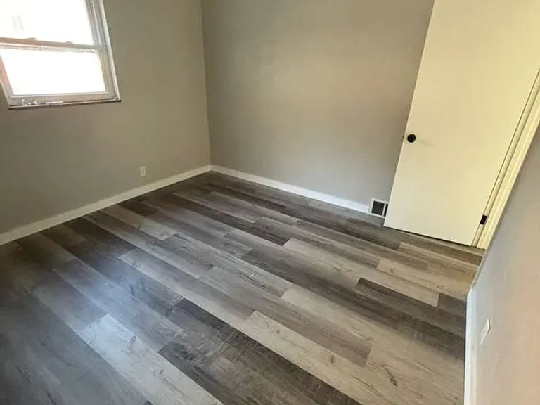 1221 Graham Ave — Photo 12