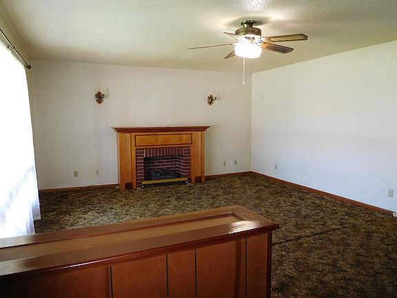 4th image of 220 N Sunset Ave