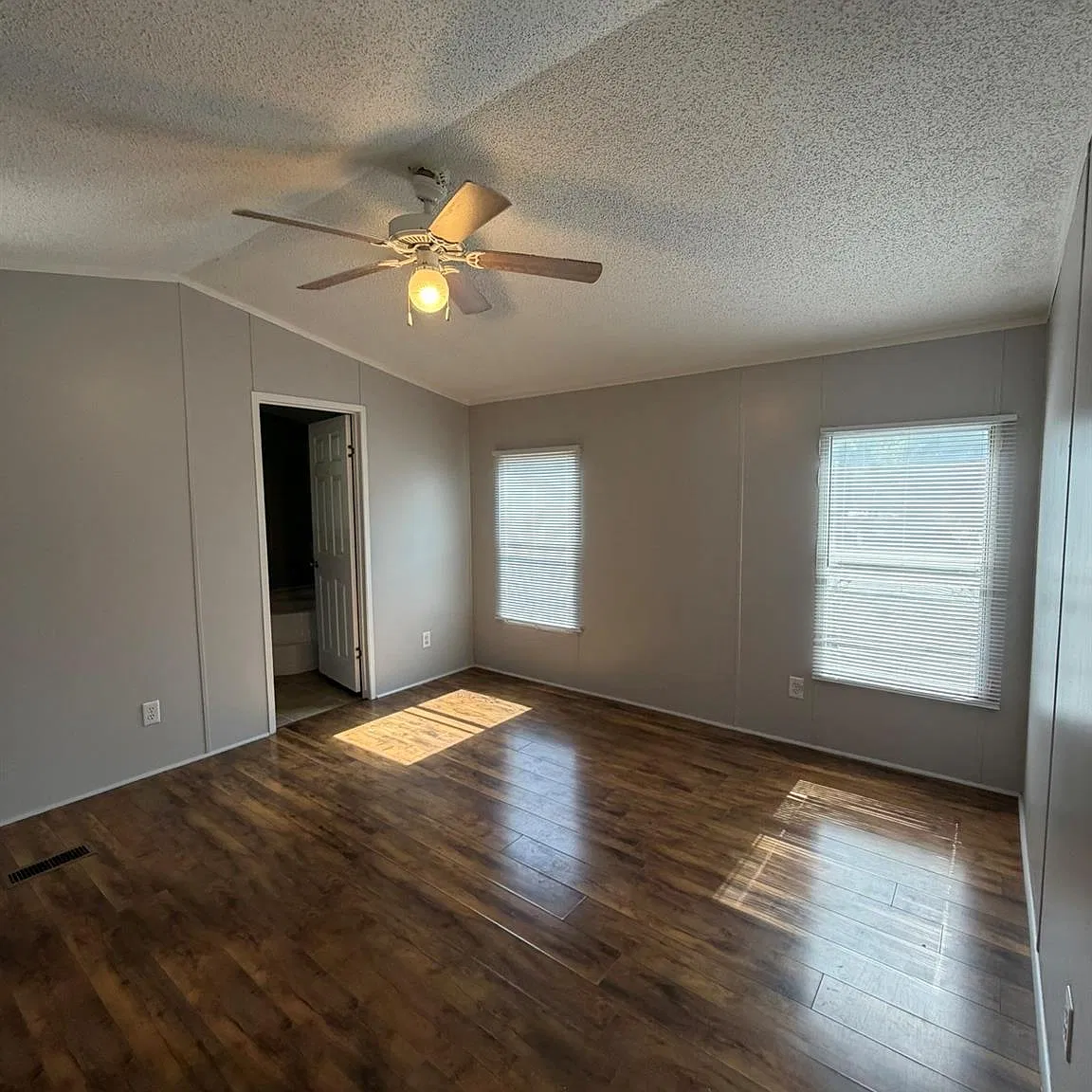 3 bed, 2.0 bath, 1100 sqft, $1,350 — Photo 3