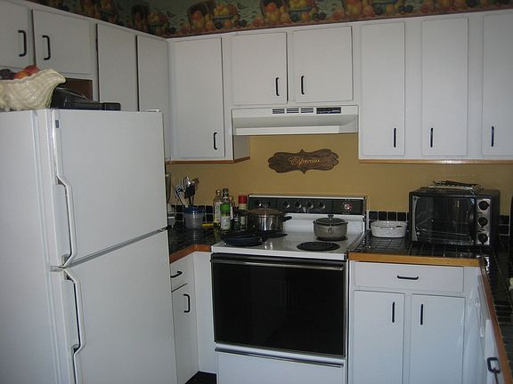 Nice eat in kitchen with pantry