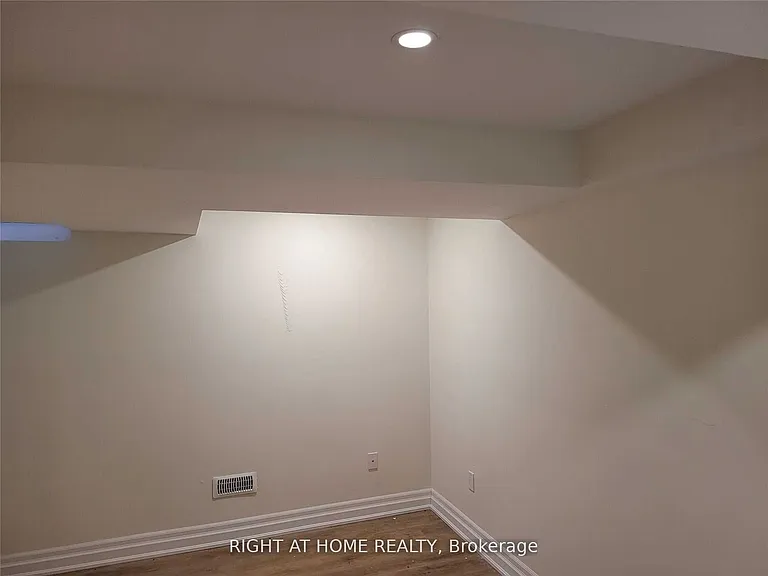 1080 Glenashton Dr #UPPER — Photo 19
