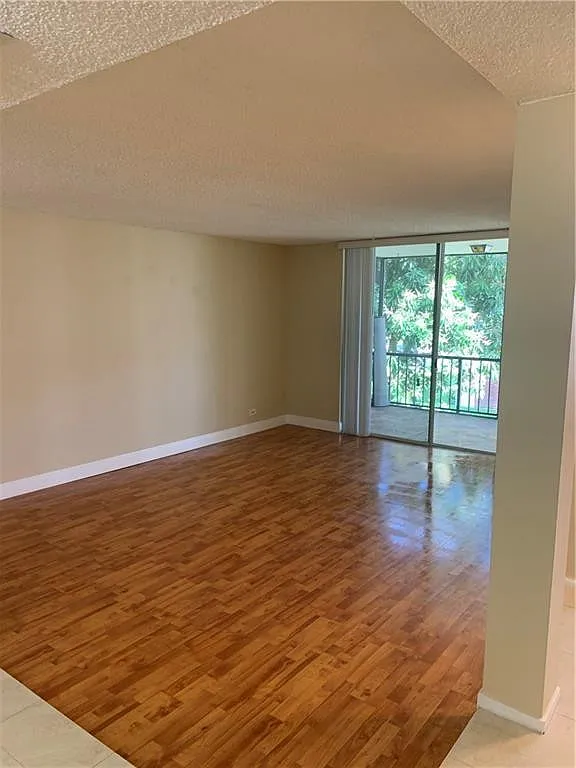 1 bed, 1.5 bath, 800 sqft, $1,500 — Photo 2