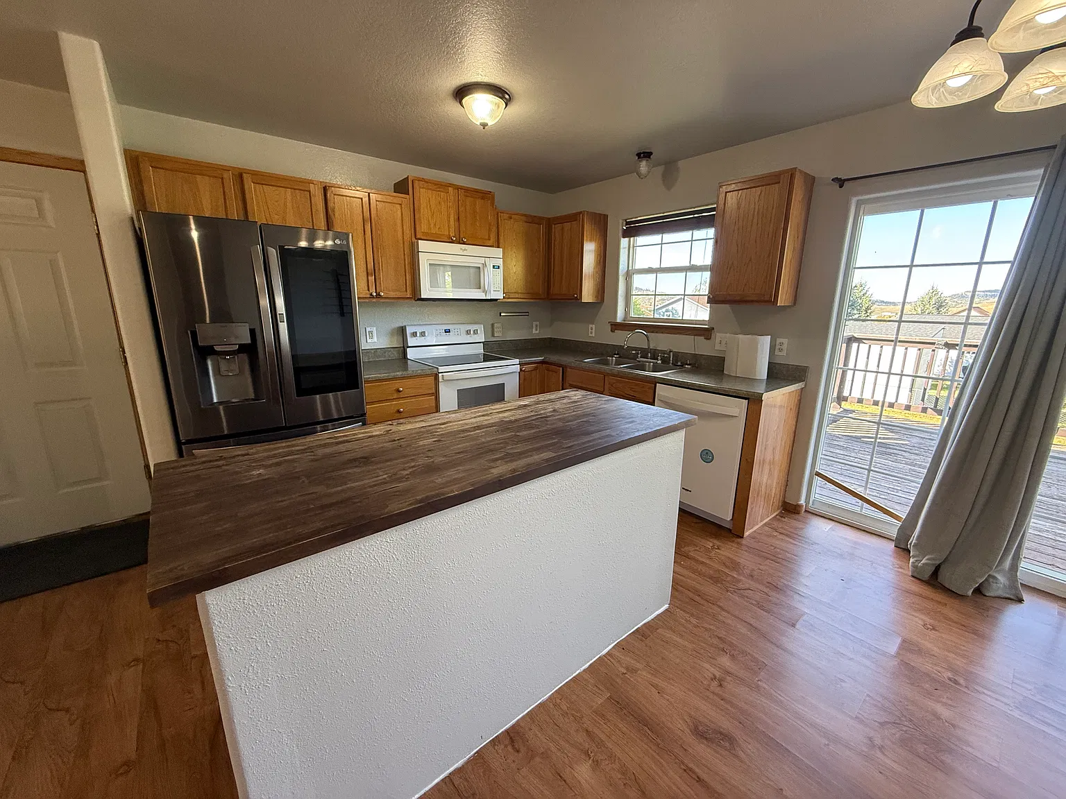 4 bed, 2016 sqft, $2,400 — Photo 2