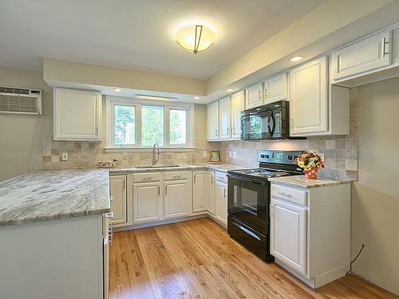 4th image of 13 Woodland Cir