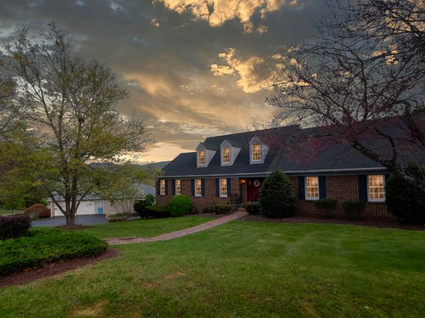 1605 Summit Dr, Waynesboro, VA 22980