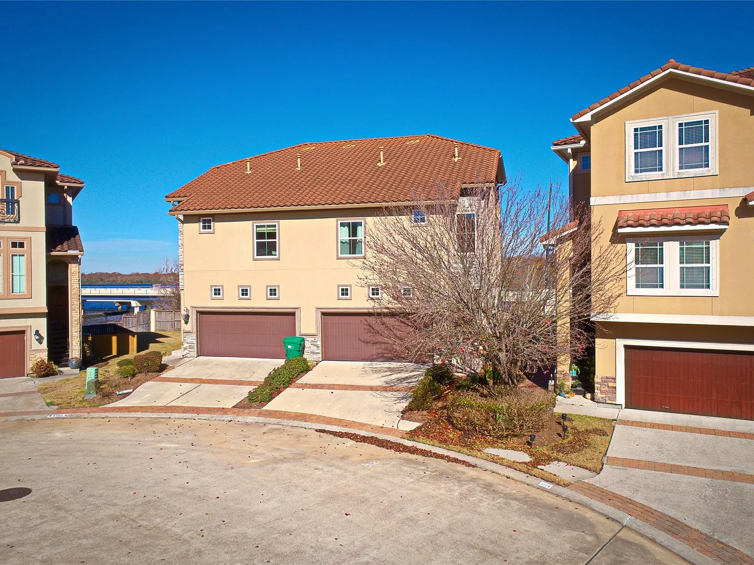 3 bed, 3.5 bath, 2520 sqft, $2,950 — Photo 2